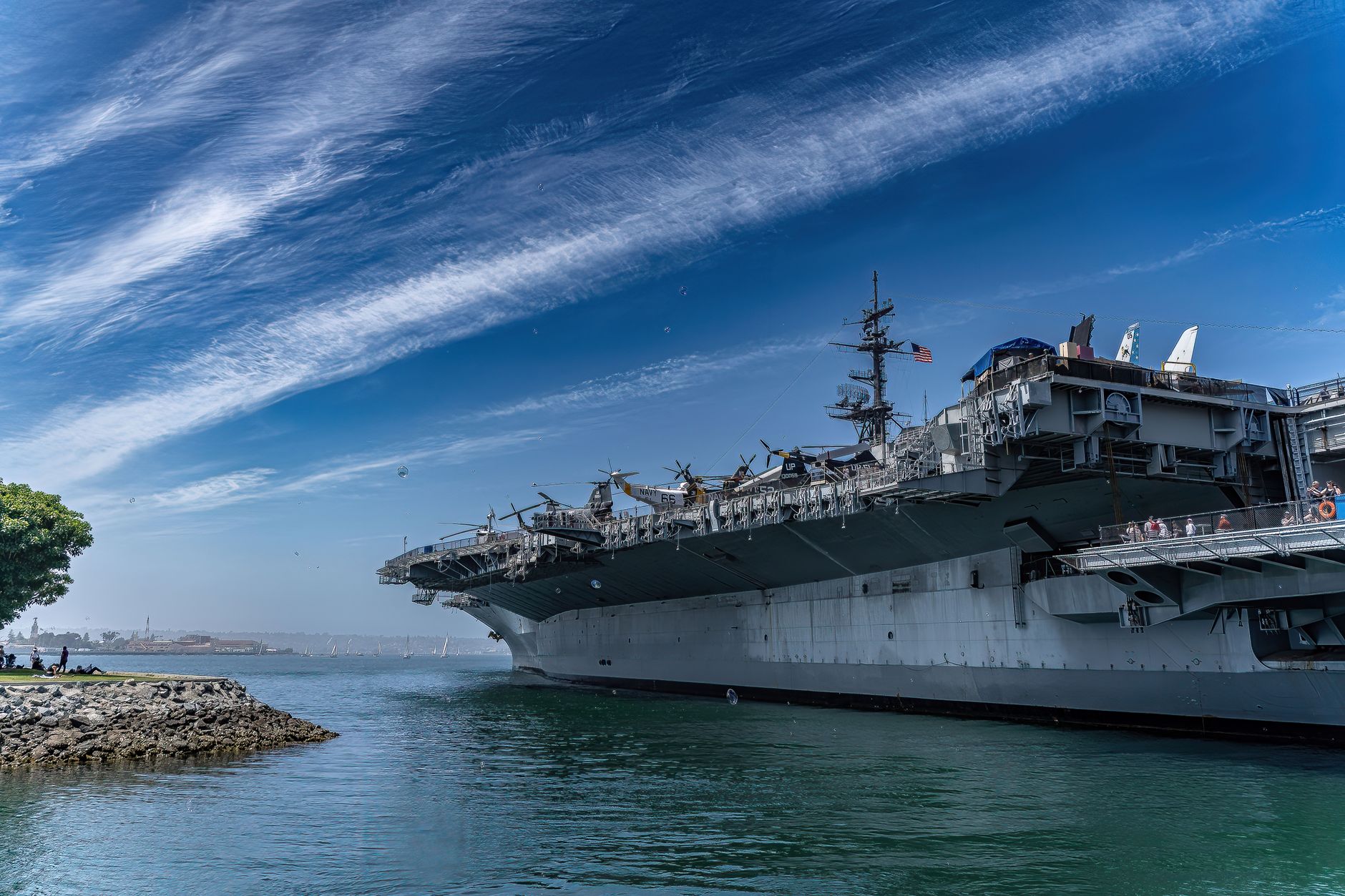 USS Midway Museumin sivukuva sinisen taivaan alla