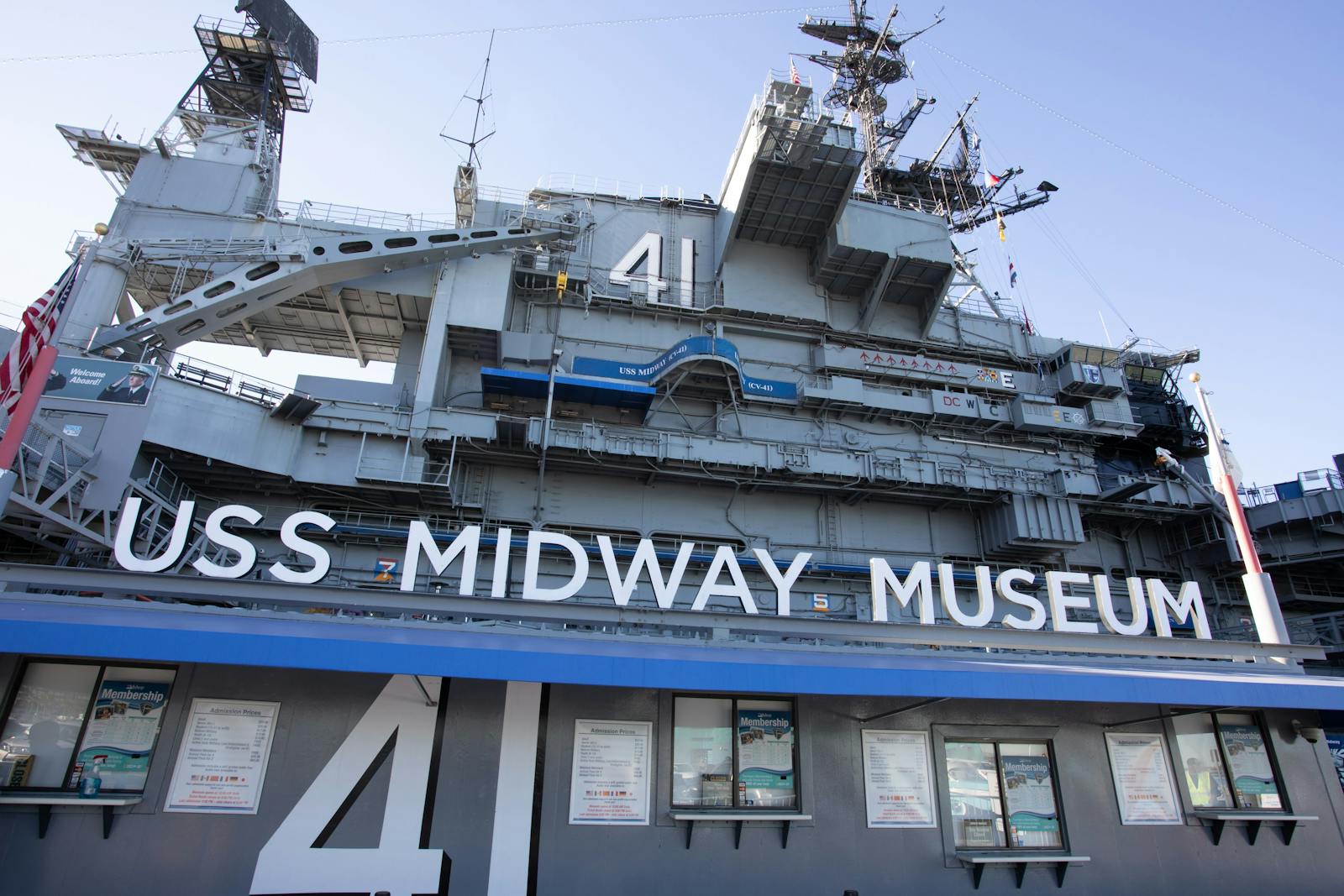 Az USS Midway Museum és hídjának alulról felfelé irányuló nézete