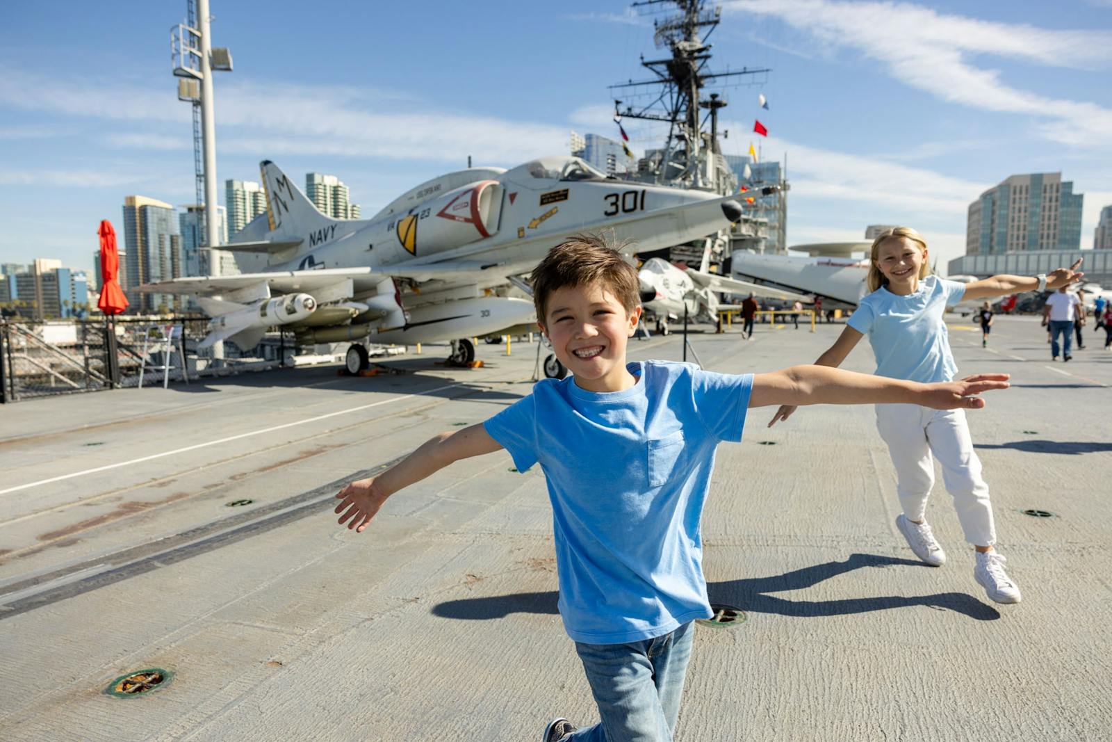 USS Midway Museum の甲板上で遊ぶ子供たち