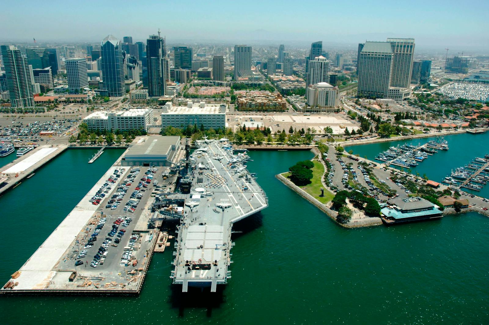 Luchtbeeld van het USS Midway Museum in San Diego