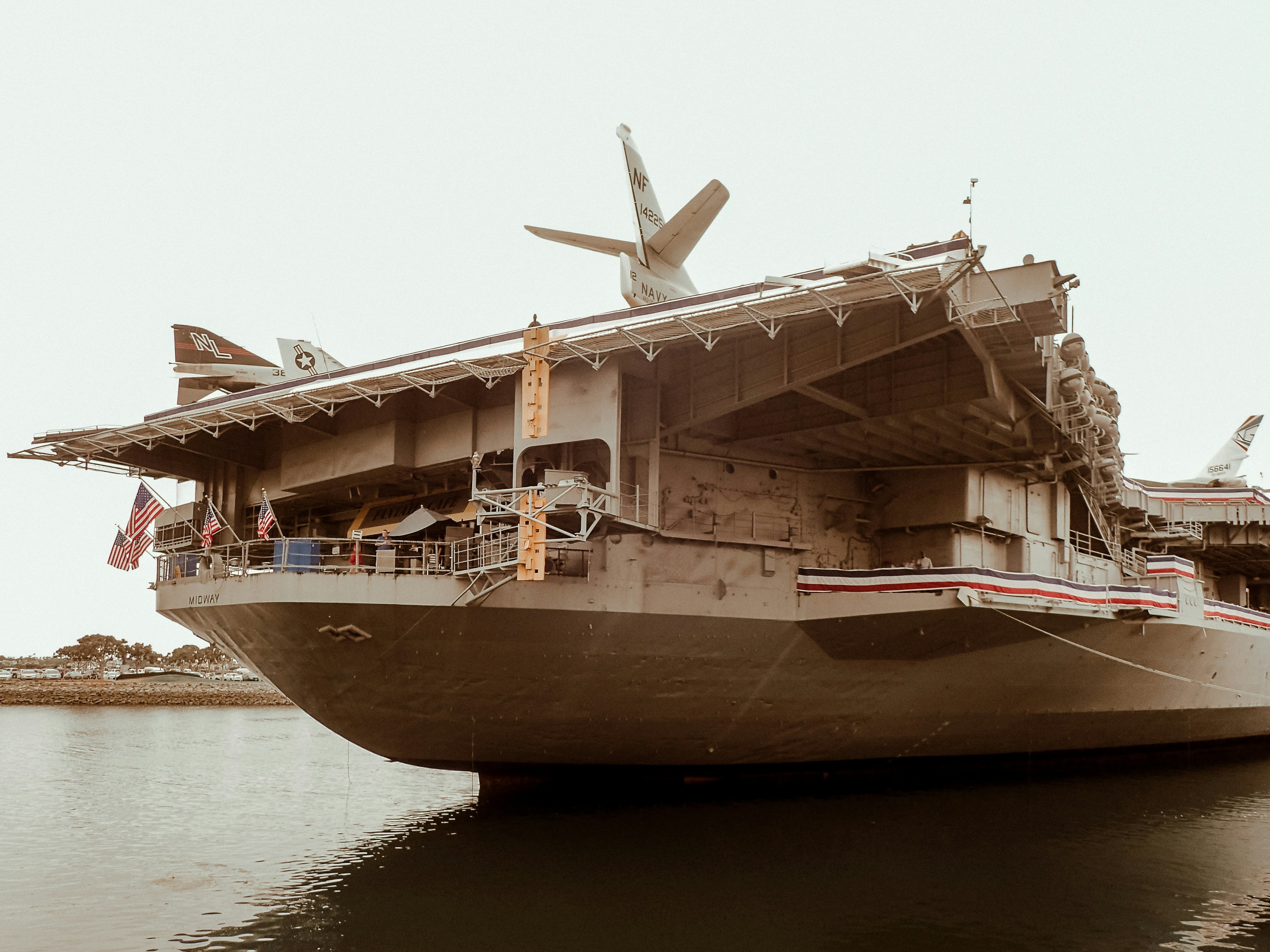 Impresjonistisk sidevisning av USS Midway Museum fortøyd