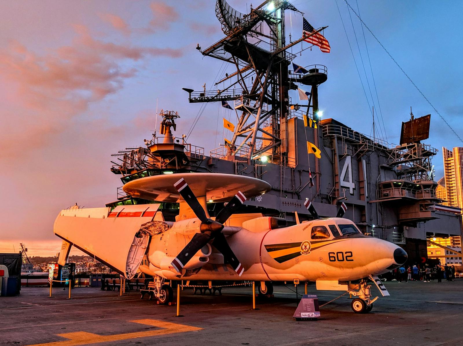 Radarfly på dekket til USS Midway Museum ved solnedgang