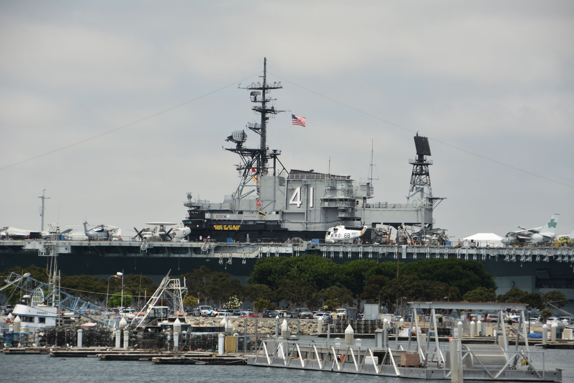 Sidevisning av USS Midway Museum med sine helikoptere
