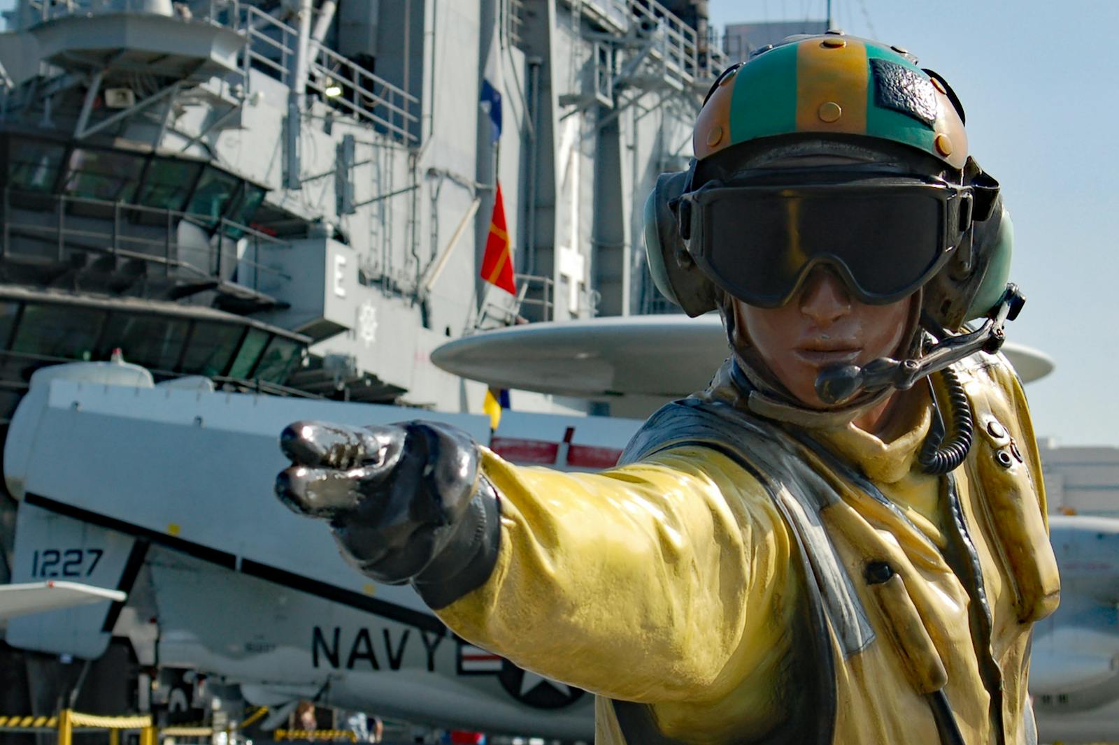 Statue av hangarskipet USS Midway Museum