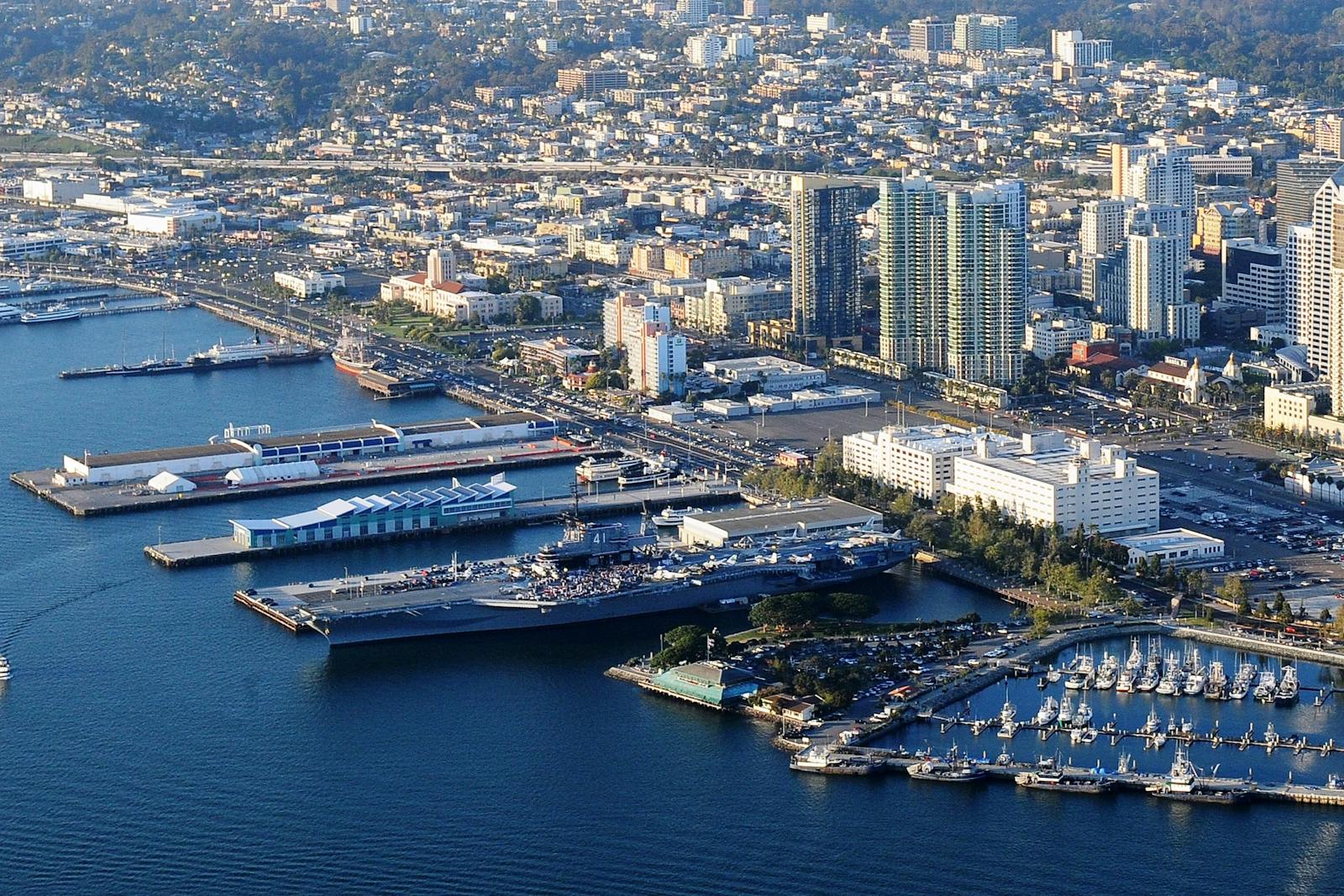 Widok z powietrza na USS Midway Museum w porcie