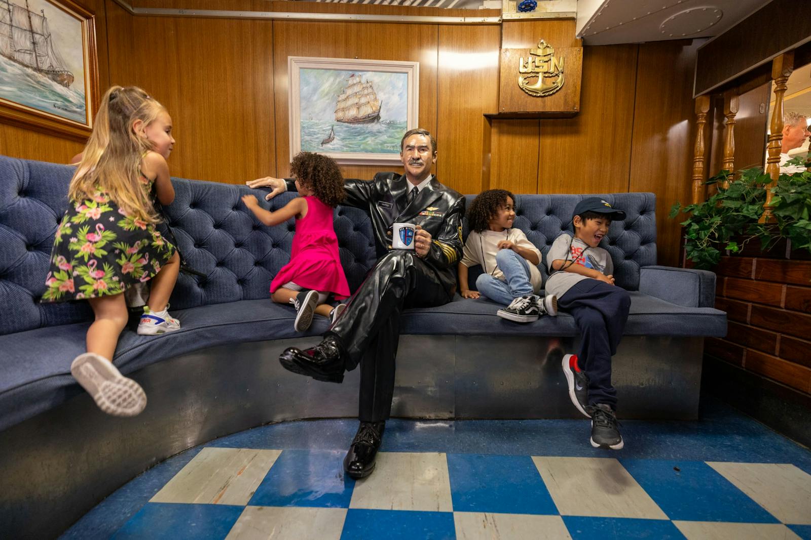 Dzieci grające z rzeźbą na USS Midway Museum