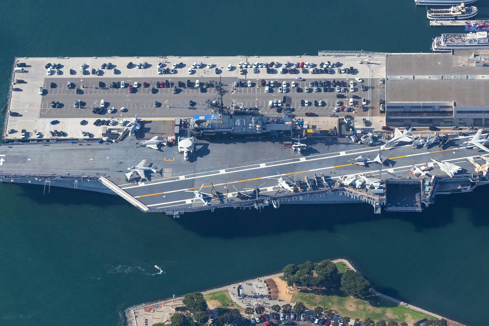 Szczegółowy widok z powietrza USS Midway Museum i jego pokładu