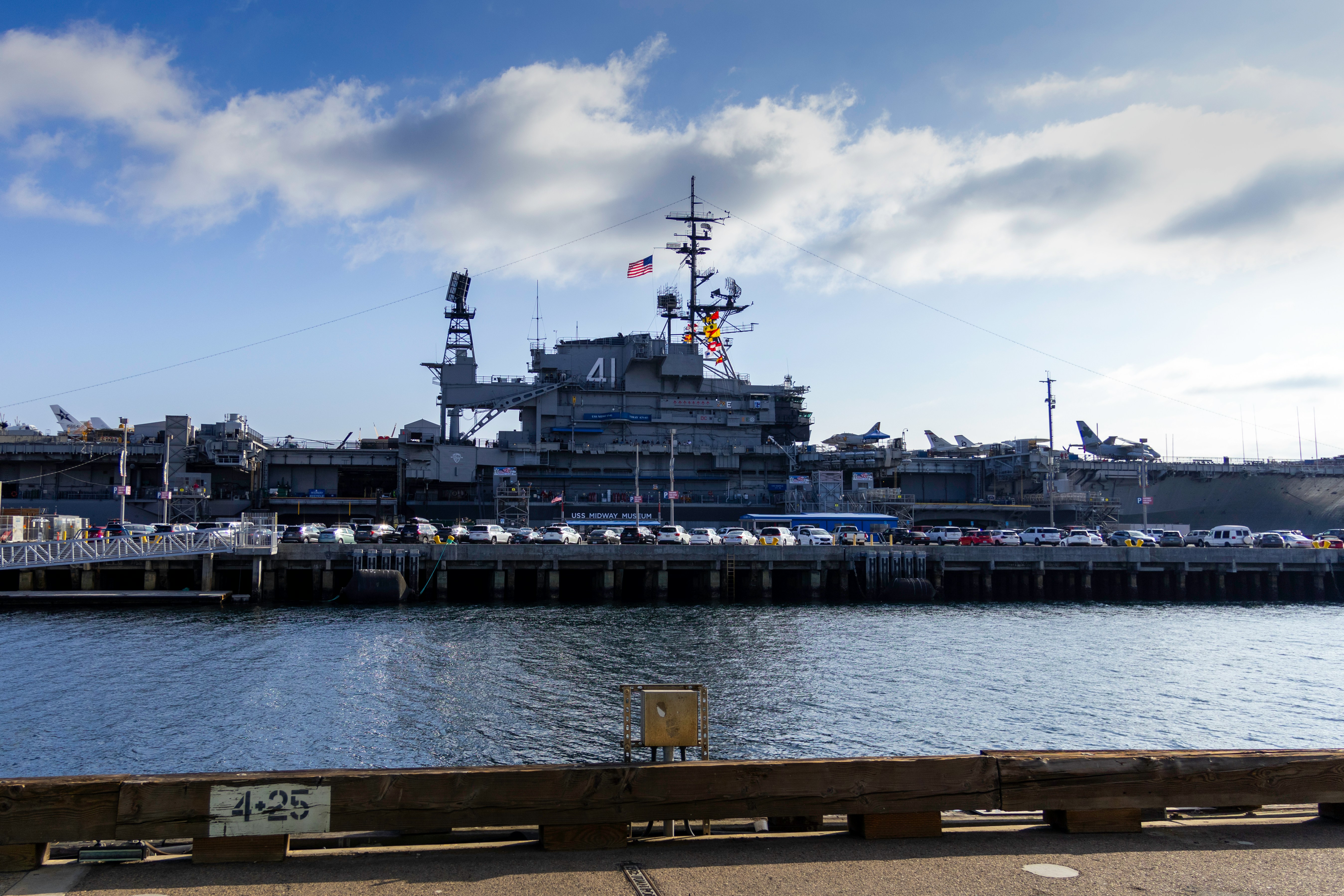 Widok boczny USS Midway Museum cumowanego w porcie