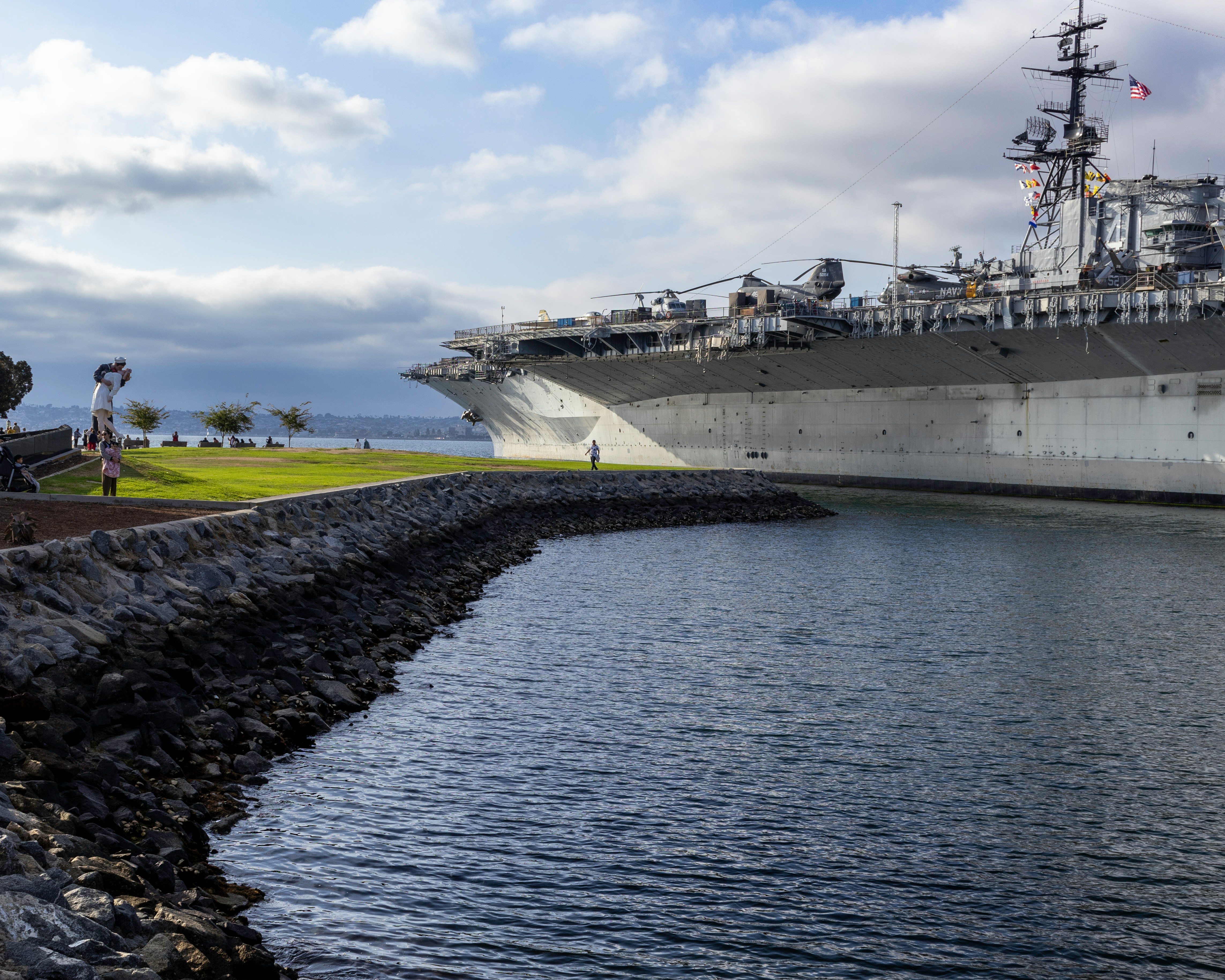 Widok boczny USS Midway Museum na wodzie