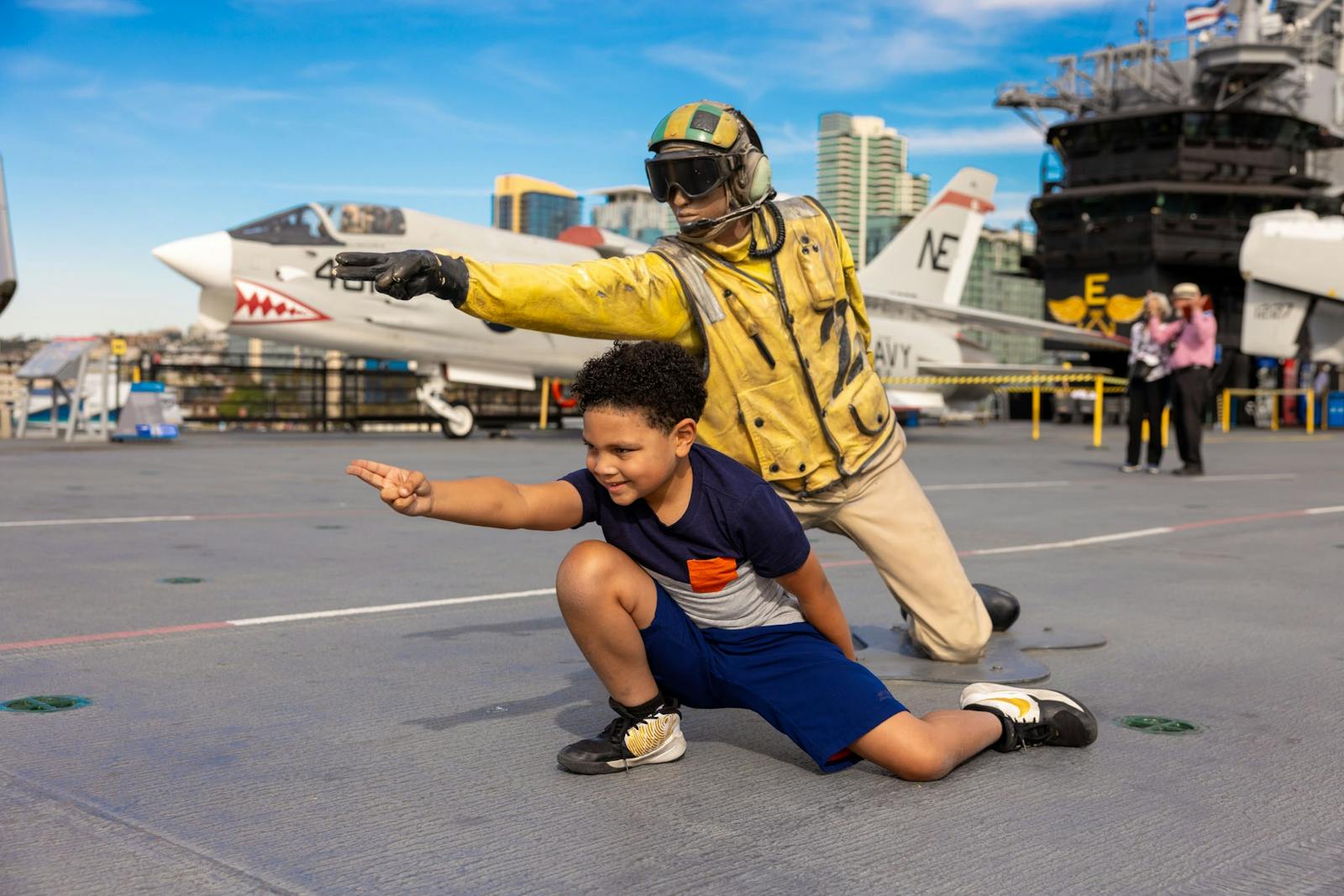 Copil și ghid pe puntea USS Midway Museum