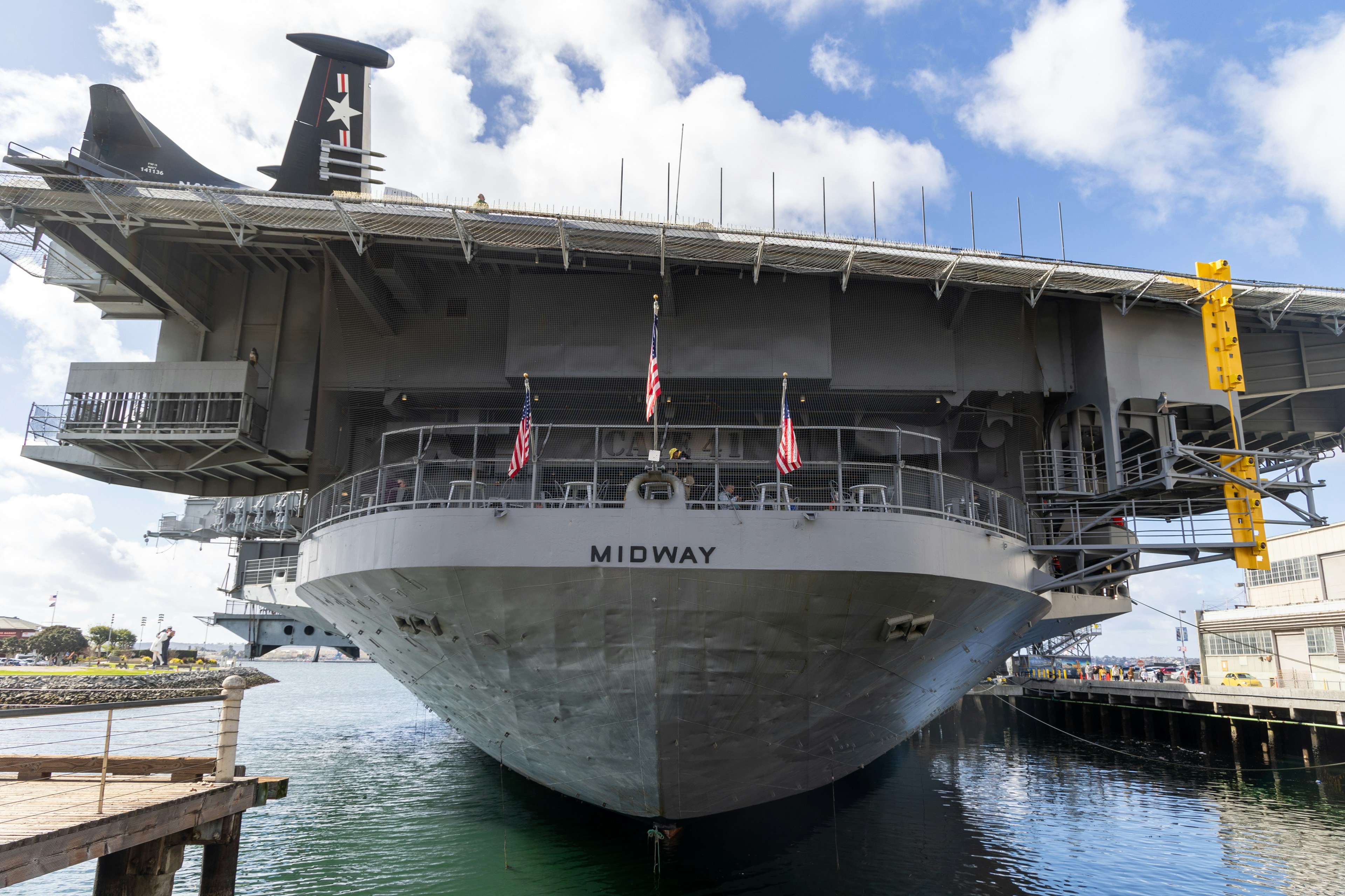 Imponerande frontvy av USS Midway Museum förtöjt