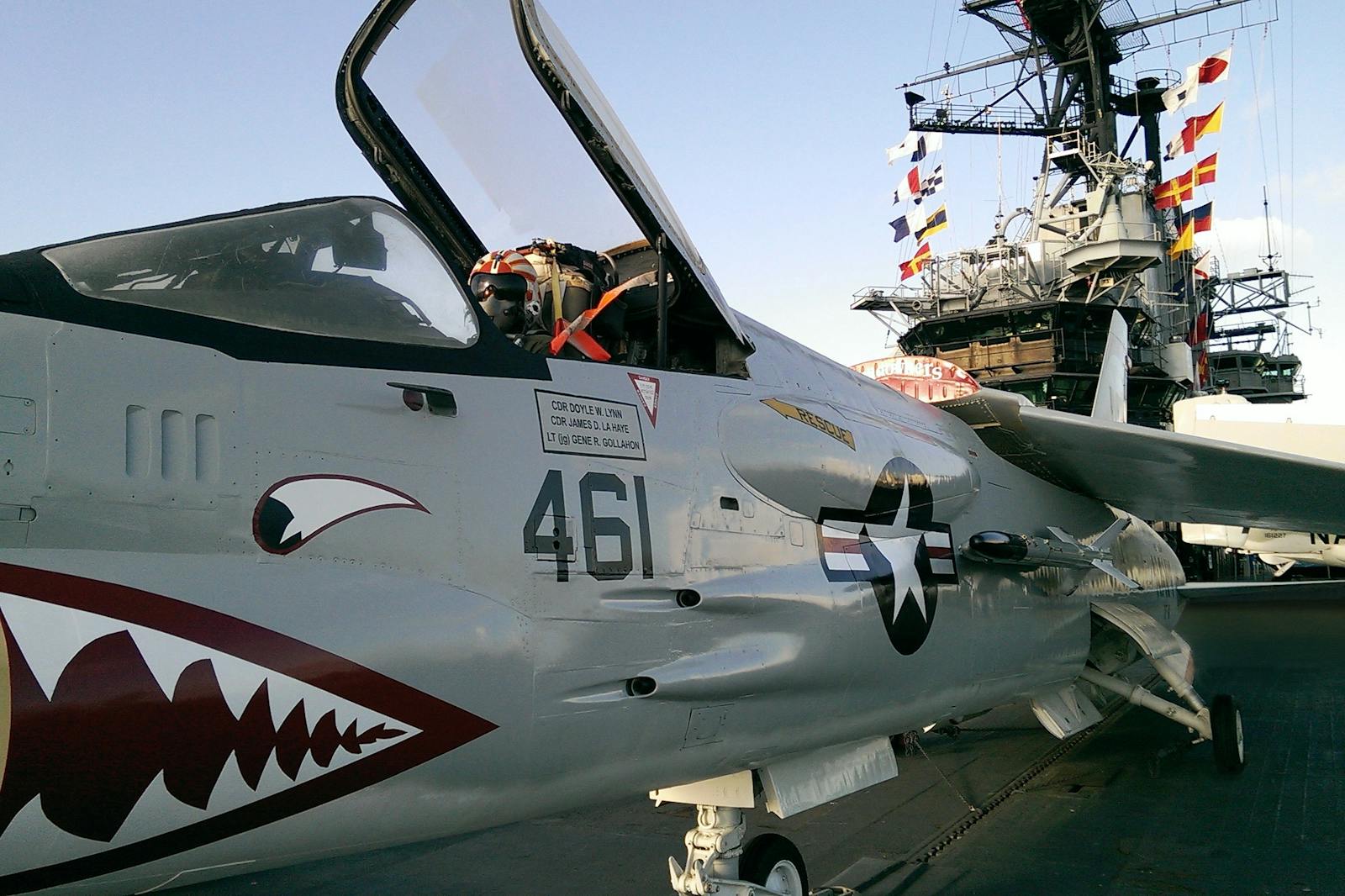 Jagare på däck på USS Midway Museum